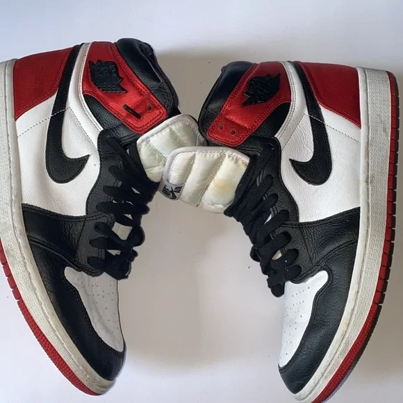 Air Jordan 1 Retro High Satin Black Toe